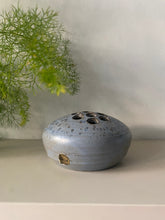 Afbeelding in Gallery-weergave laden, second life | ikebana vaas / flower frog
